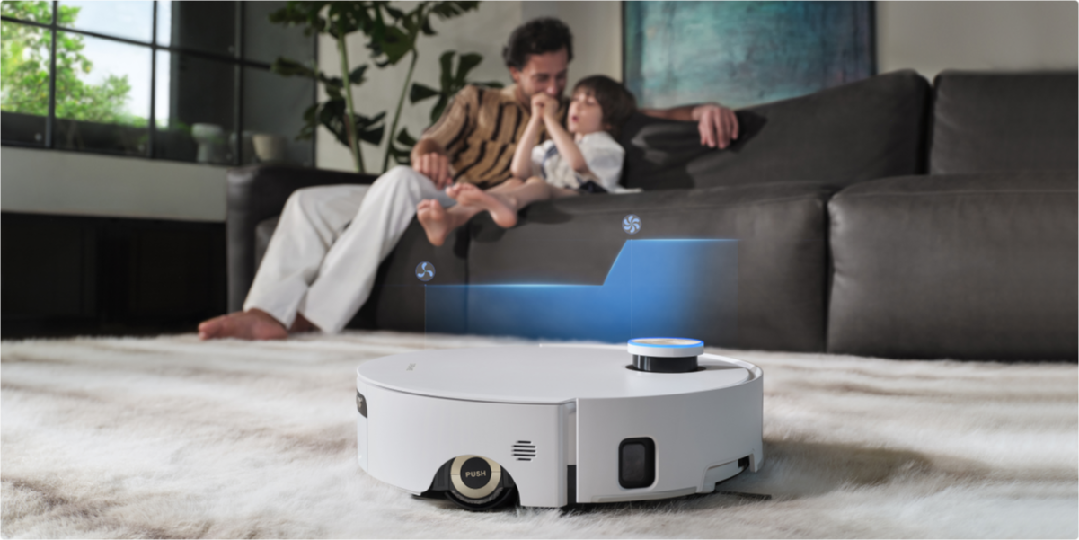 Dreame Aqua10 Ultra Roller Complete nettoie les sols pendant que vous vous détendez en famille sur le canapé