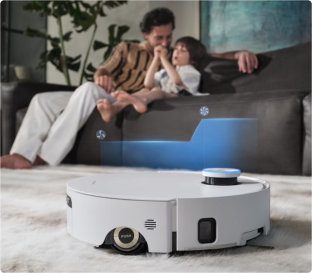 Dreame Aqua10 Ultra Roller Complete nettoie les sols pendant que vous vous détendez en famille sur le canapé