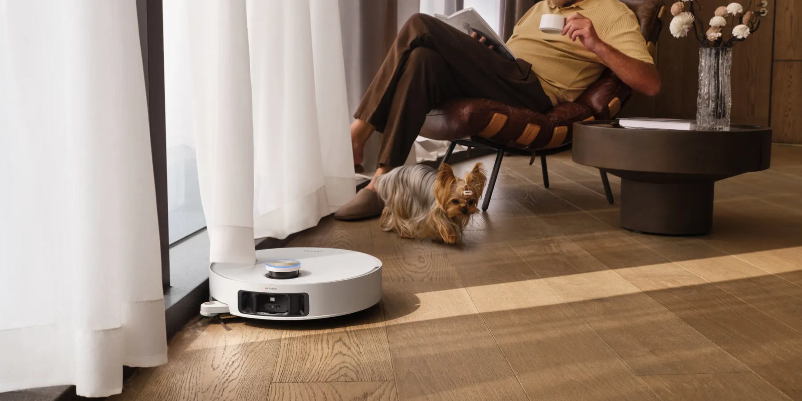 Robot aspirateur nettoie efficacement sous les rideaux et évite les enchevêtrements