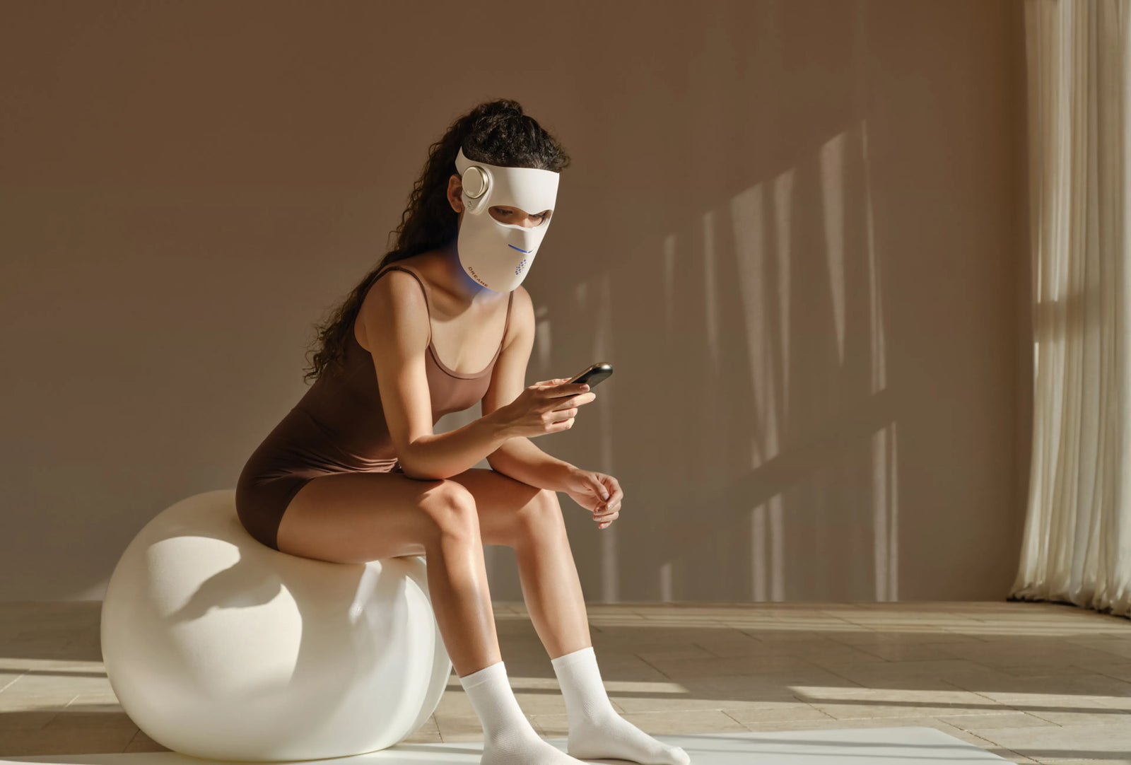 Dreame Chrona masque anti-âge à photons – soin lumineux continu, même en consultant son téléphone.