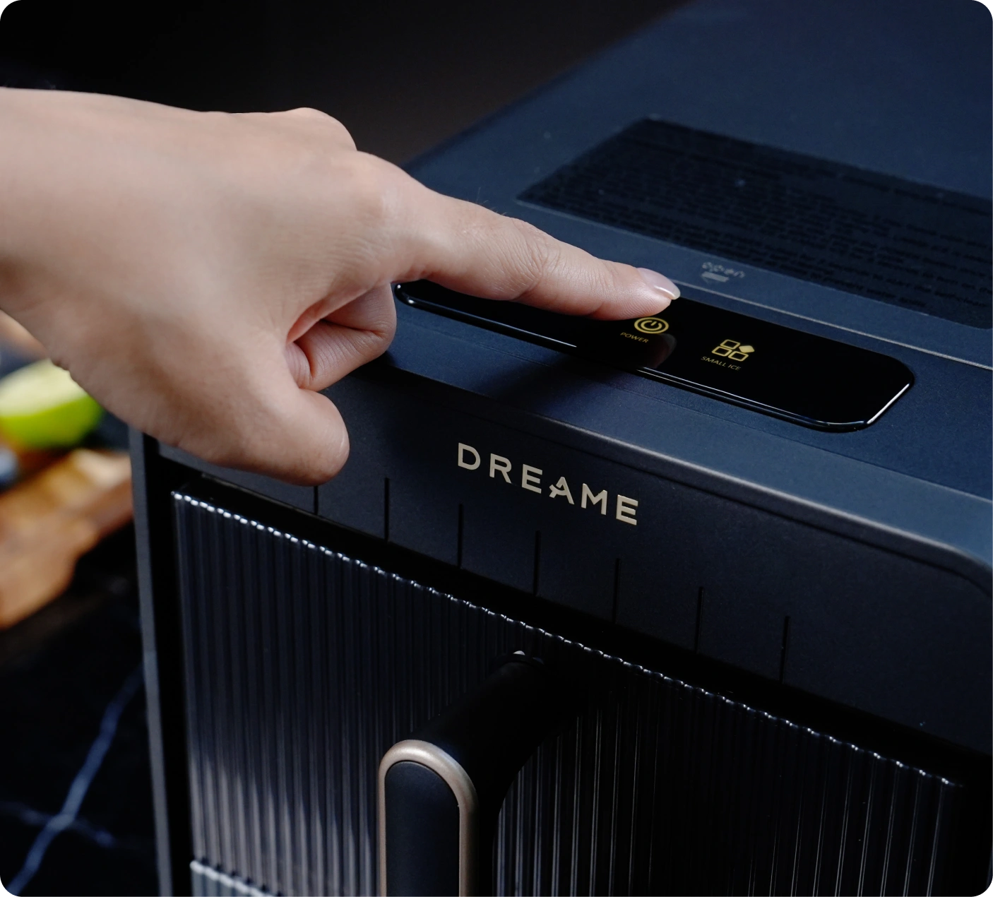 La machine à glaçons Dreame Aura est équipée d’un panneau de commande tactile numérique, offrant des réglages quotidiens plus intuitifs et plus pratiques.