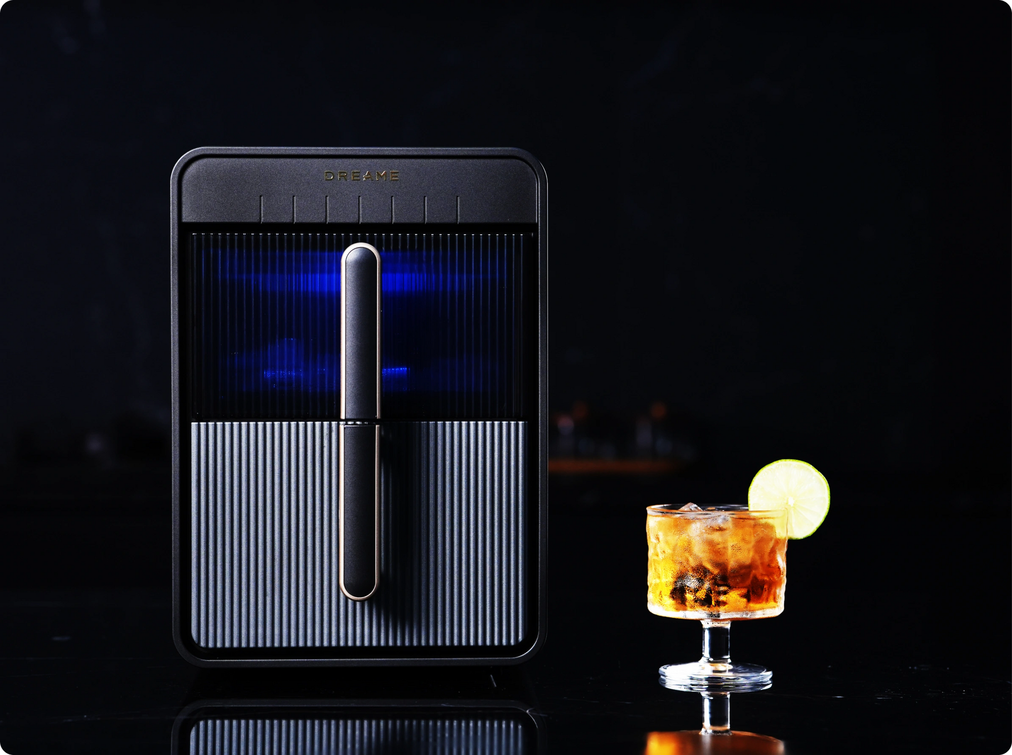 La machine à glaçons Dreame Aura, dotée d’un élégant éclairage LED bleu, apporte une touche moderne et raffinée à votre préparation quotidienne de glaçons.
