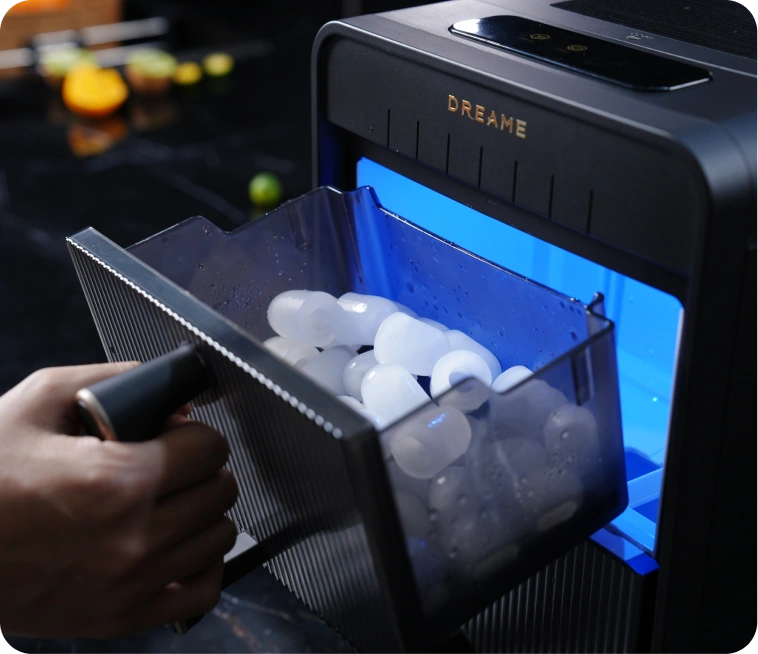 La machine à glaçons Dreame Aura, avec son accès facile aux glaçons, permet d’obtenir des glaçons frais en toute simplicité.