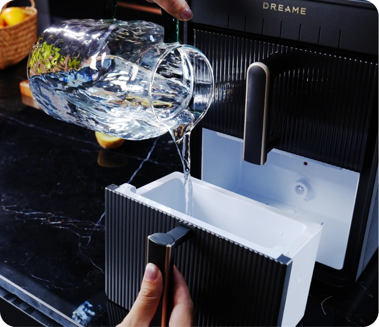 La machine à glaçons Dreame Aura, dotée d’une conception facilitant le remplissage de l’eau, rend l’ajout quotidien d’eau plus pratique que jamais.