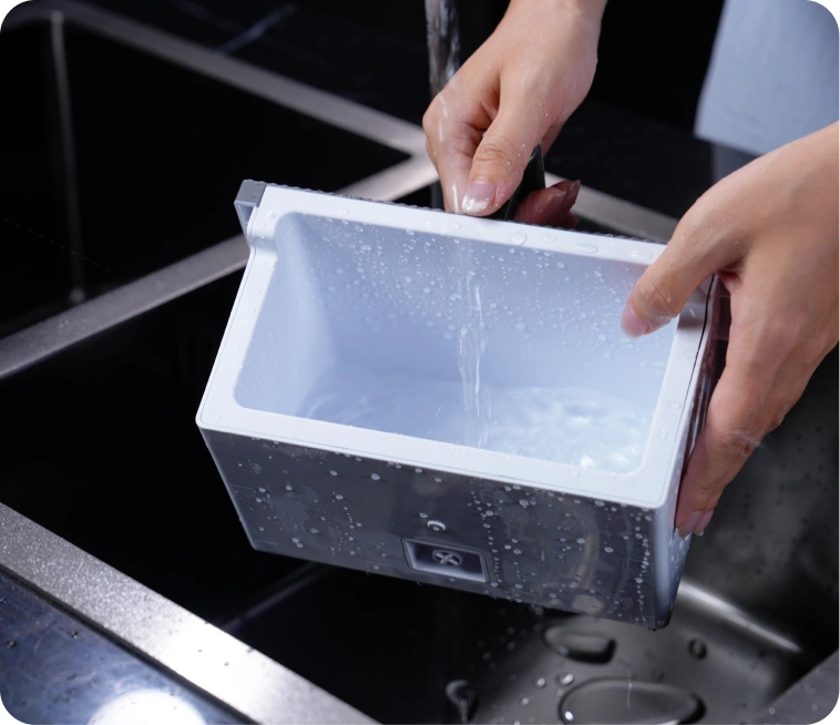 La machine à glaçons Dreame Aura, grâce à sa conception facile à nettoyer, simplifie l’entretien et garantit une glace toujours hygiénique.