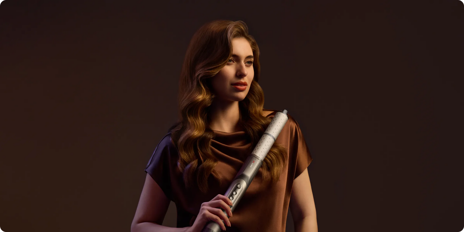 Sèche-cheveux Dreame Dazzle en mode bouclage avec air chaud et froid pour des boucles souples et naturelles.