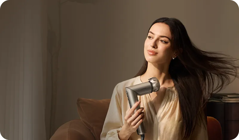 Sèche-cheveux ionique Dreame Dazzle libérant 300 millions d’ions négatifs pour des cheveux brillants.