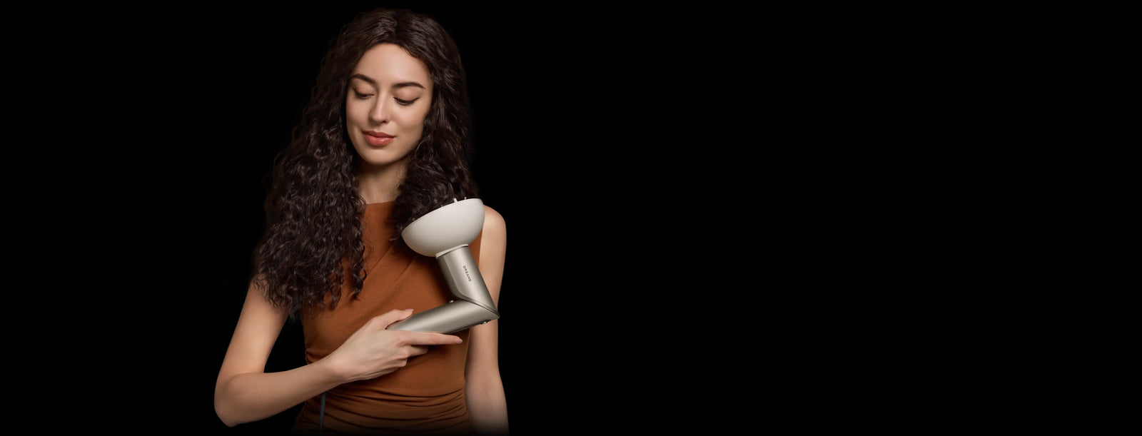 Sèche-cheveux Dreame Dazzle avec embout diffuseur pour des boucles définies et sans frisottis.
