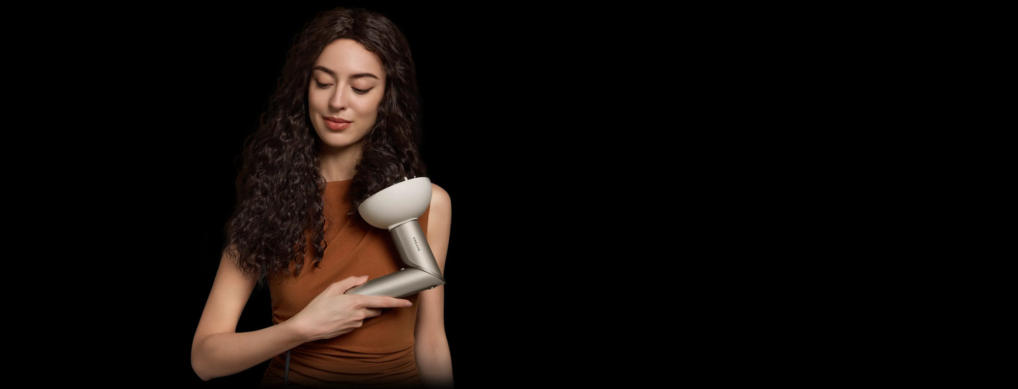 Sèche-cheveux Dreame Dazzle avec embout diffuseur pour des boucles définies et sans frisottis.
