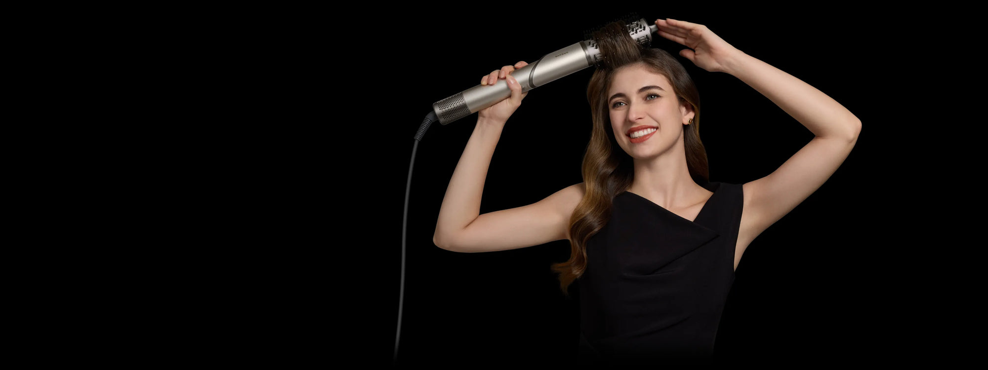 Sèche-cheveux Dreame Dazzle avec brosse ronde pour des boucles rebondies et une coiffure naturelle.
