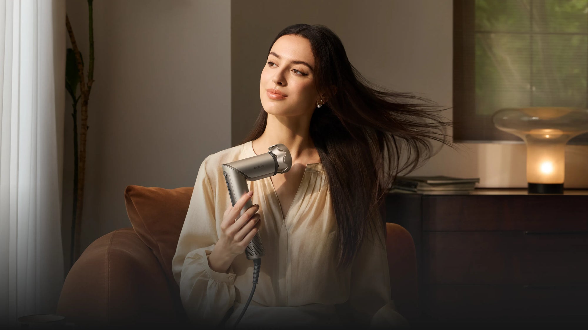 Sèche-cheveux Dreame Dazzle avec moteur puissant pour un séchage rapide et efficace.
