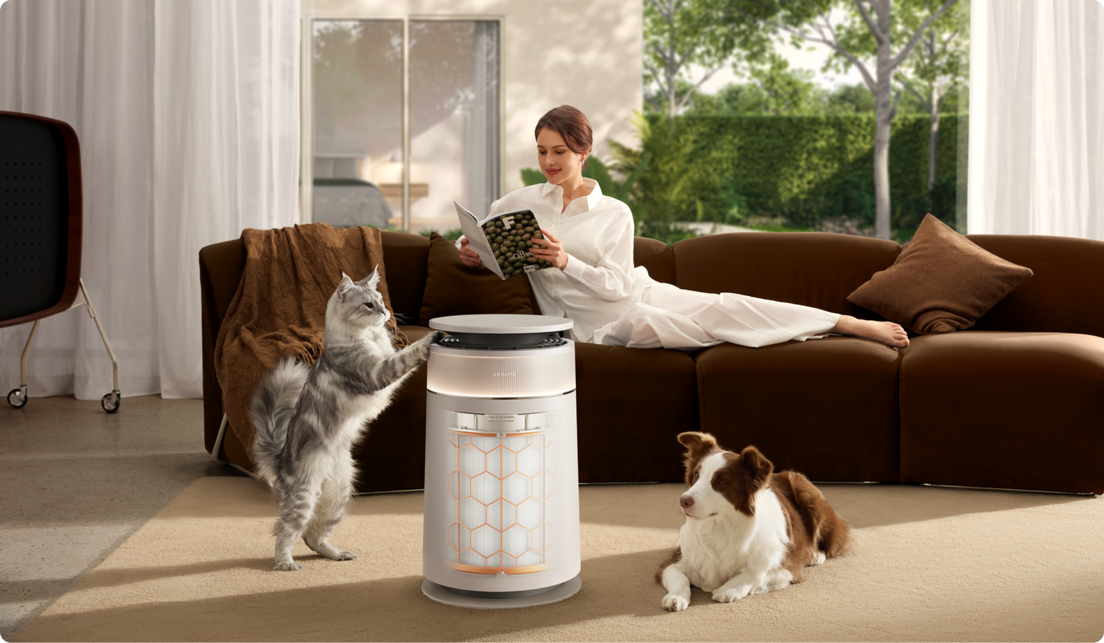 Dreame FP10 Luftreiniger im Wohnzimmer mit Frau Katze und Hund bei dem der wartungsfreie Primärfilter Tierhaare und Staub ohne manuellen Eingriff sicher einschließt.