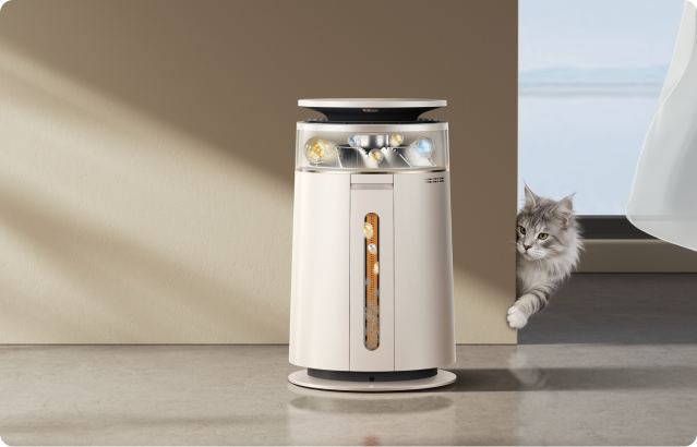 Dreame FP10 Luftreiniger mit hervorgehobenem versiegeltem antibakteriellen Haarauffangbehälter der Bakterien um 99,99 % reduziert während eine Katze neugierig hereinschaut. 
