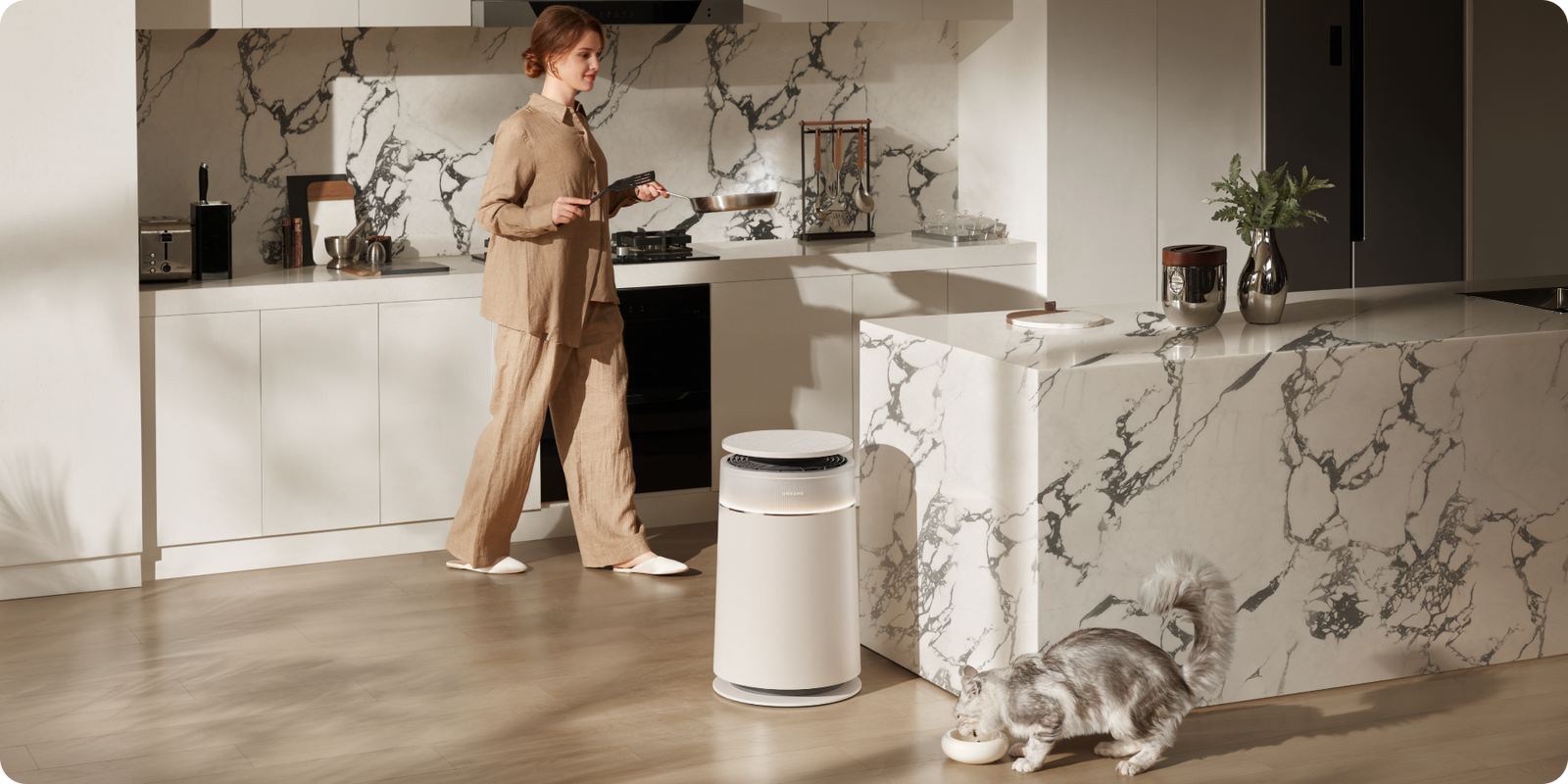 Le Dreame FP10 Purificateur d'air pour animaux neutralise les odeurs corporelles et alimentaires des animaux dans une cuisine moderne à 99,9 %.