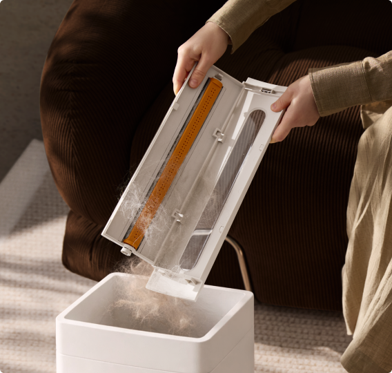 La grande ouverture du bac du Dreame FP10 Purificateur d'air pour animaux permet de vider les poils collectés sans laisser de résidu.