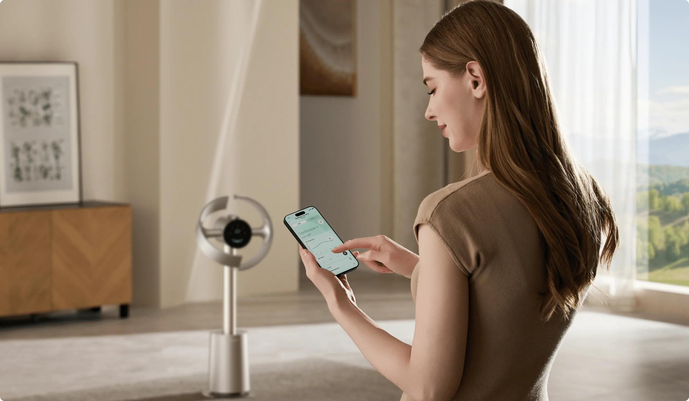 Dreame MF10 Ventilateur sans pales piloté à distance via l'application Dreamehome: femme réglant les paramètres depuis son smartphone.