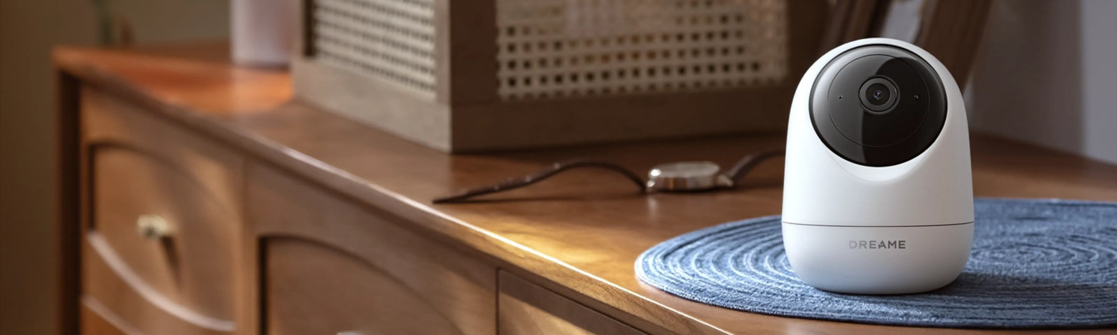 Caméra intérieure Dreame NAVO Care SE 1 InCam posée dans un salon avec vision nocturne 1080P et détection IA