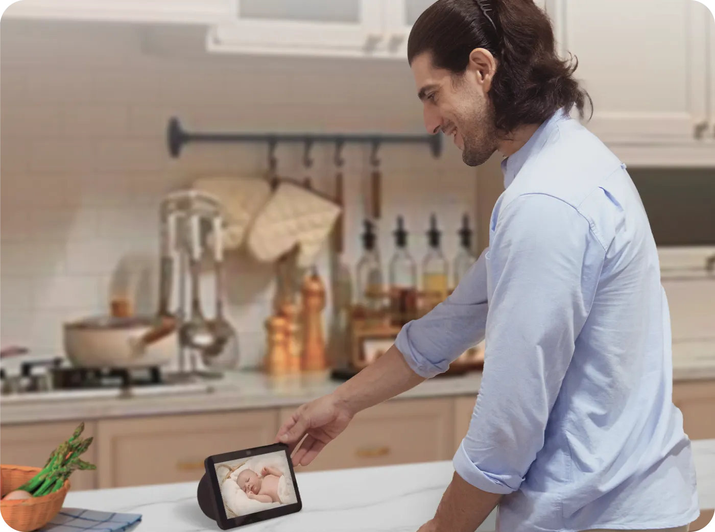 Commande vocale Alexa sur Amazon Echo Show affichant le flux en direct de la Dreame NAVO Care 1 InCam dans la cuisine