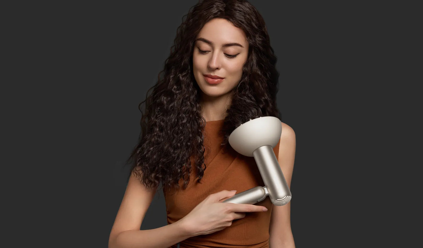 L'embout de brushing du Dreame Pocket Pro dirige le flux d’air pour des cheveux lisses ou plus de volume