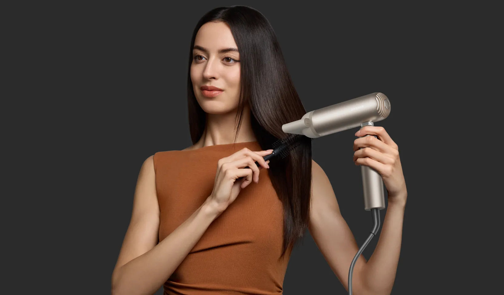 La buse de coiffage du Dreame Pocket Pro dirige le flux d’air pour des cheveux lisses ou plus de volume
