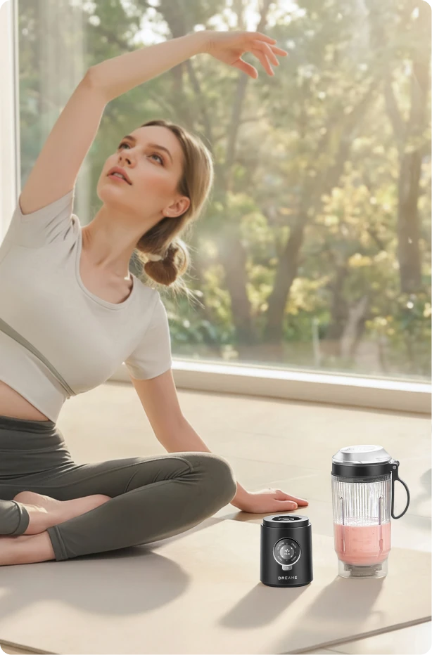 Le mixeur électrique Dreame Portable Blender, avec sa base amovible, est parfait pour une utilisation aussi bien à la salle de sport qu'au quotidien.