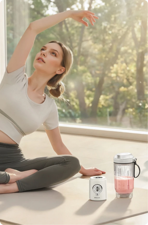 Le mixeur électrique Dreame Portable Blender, avec sa base amovible, est parfait pour une utilisation aussi bien à la salle de sport qu'au quotidien.