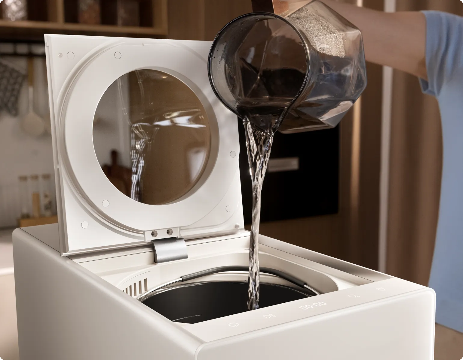 De l'eau est versée dans le Dreame SF25 WiFi pour lancer son cycle de nettoyage automatique à haute température, suivi d'un séchage à l'air chaud.