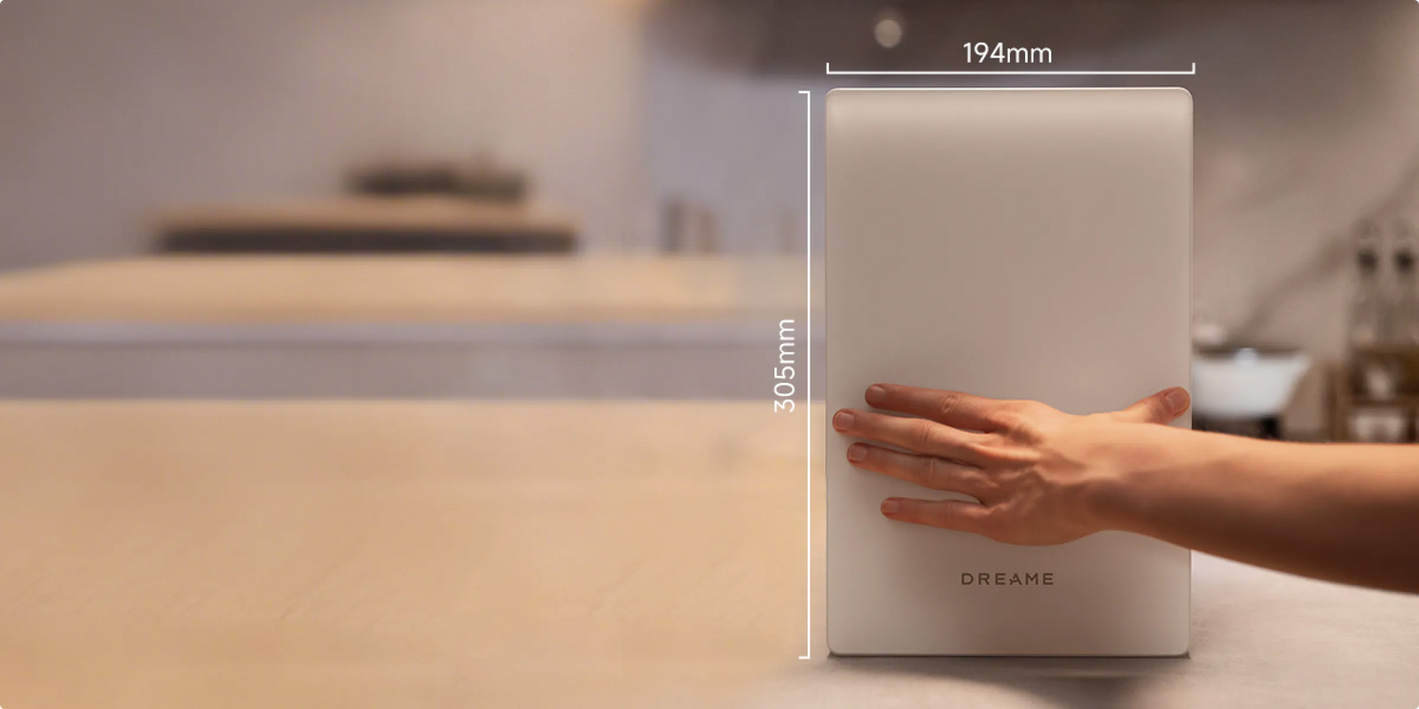 Une main tient le Dreame SF25 WiFi pour illustrer ses dimensions compactes de 194 mm de large et 305 mm de haut.