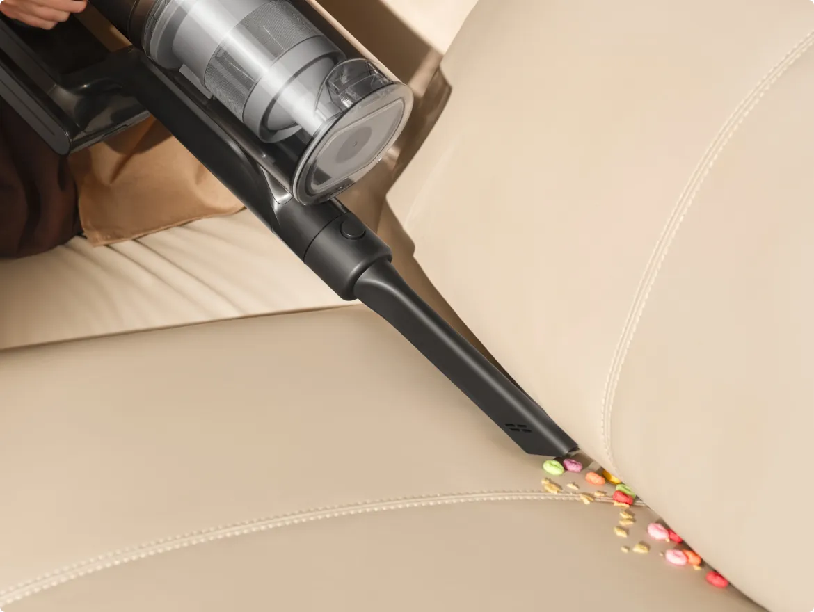 Accessoire combiné large Dreame   Z30 Pro Aqua-A nettoyant des miettes sur des sièges de voiture.